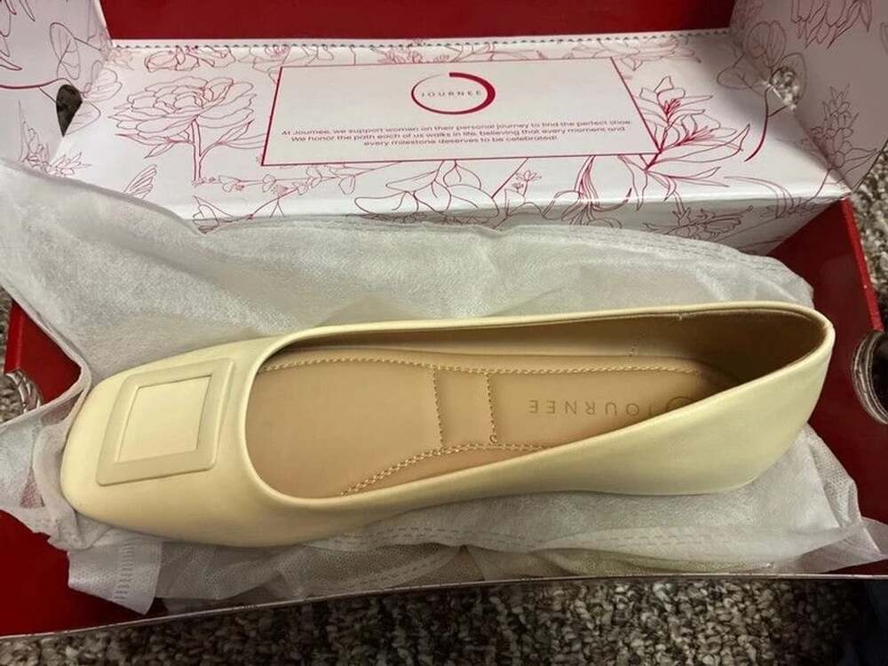 Women’s sz 9 new in box beige flat journee shoes